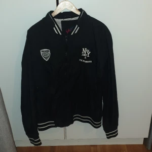 Man kille bomberjacka storlek XXL (hade den som oversize jacka) - Skriv gärna privat vid några frågor!