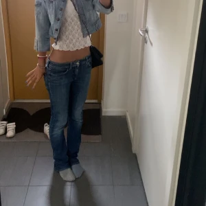 Jeans - Jag säljer mina jeans från acne! Säljer de pgr av att de inte kommer till användning längre as snygga low waist och inte skinny!! Det är inte boot cut men de är inte häller skinny!! Frågor tas via dm och man kan få fler bilder via dm!💞💞💞