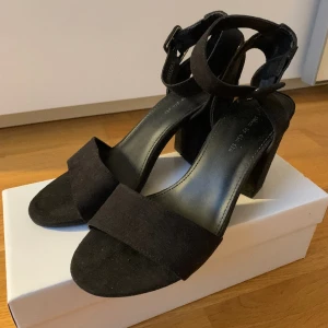 Sandaletter - Sandaletter i mycket fint skick. Använd fåtal gånger. Bekväma och fina 🌸