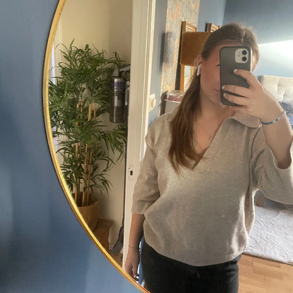 Jättefin beige trekvarts stickad tröja med en gullig liten krage💕passar perfekt nu till våren och alla olika tillfällen💕 skriv om du har frågor och funderingar💕. Neuleet.