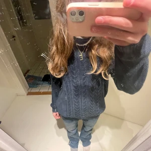 Kabelstickad tröja - Skitsnygg kabelstickad tröja från autograph, köpt 2022. Säljer pågrund av att den inte kommer till användning längre. Pris kan diskuteras. Fråga vad som helst😘😘😘