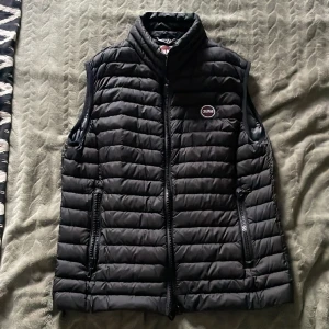 Colmar väst - Lite trasig på loggan där bak men inget som märks, annars väldigt fint skick. Storlek 46