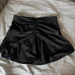 Säljer en svart kjol från h&m som köptes i somras, har aldrig använt den och är därav i fint skick💓