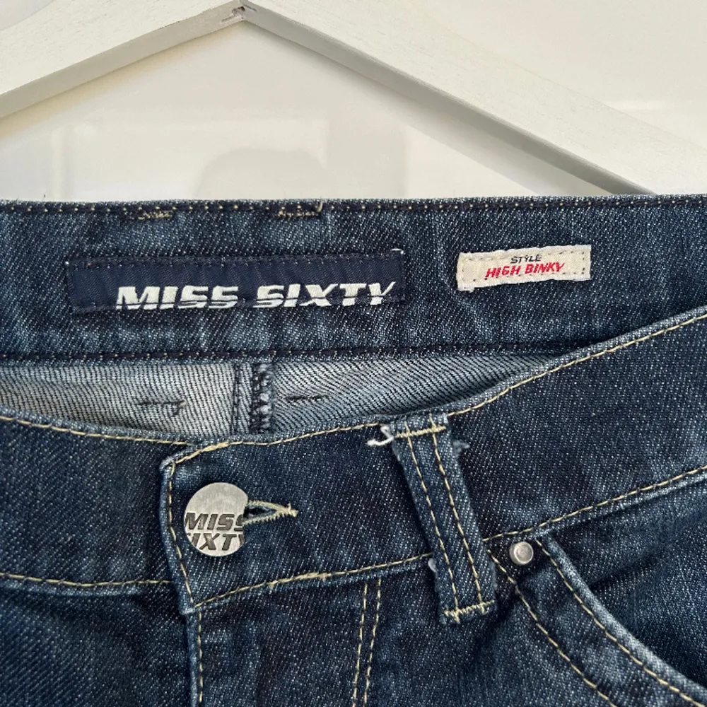Stilrena lågmidjade jeans från Miss Sixty gjorda i Italien, med många snygga detaljer i metall. Väldigt gott skick utan några skador för att vara från 00-talet! Storlek 32, midjemått 41cm, innerbenslängd 72,5cm. Kan mötas i Sthlm!. Jeans & Byxor.