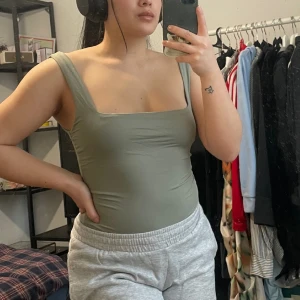 Grågrön body - Använd en gång, superfin body i slinky material med knäppning i grenen. Inte string mer brazilian 