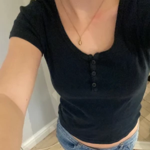 Brandy Melville top - Är i fint skick och använd fåtal gånger. Är i en onesized storlek men passar mig som är en S