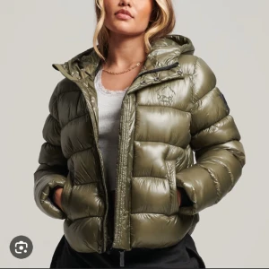 Superdry jacka - Säljer min gröna Superdry jacka då den inte kommit till användning och endast använd ett fåtal ggr, bra skick! Den är storlek 40 men passar S/M. Modellen säljs ej längre så svår att få tag på! ❤️nypris 1500, säljer för 750 kr! Privat för mer bilder!! 