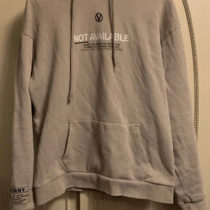Beige hoodie med tryck - Riktigt funny tryck på denna sköna hoodie. Köpte för snart tre år sedan men gick och blev transman kort därefter så har knappt använt. Var dock redan second han så lite sliten i kanterna är den men annars bra kvalle. 