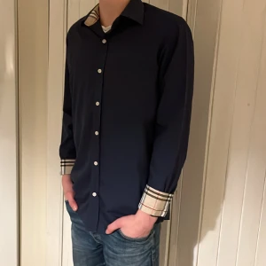 Burbery skjorta  - Galet snygg Burbery skjorta i nyskick, nypris 5500, mitt pris 1399