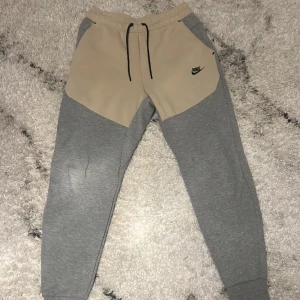Nike tech byxor - Storlek small, gul bege färg använd 3-4 gånger 