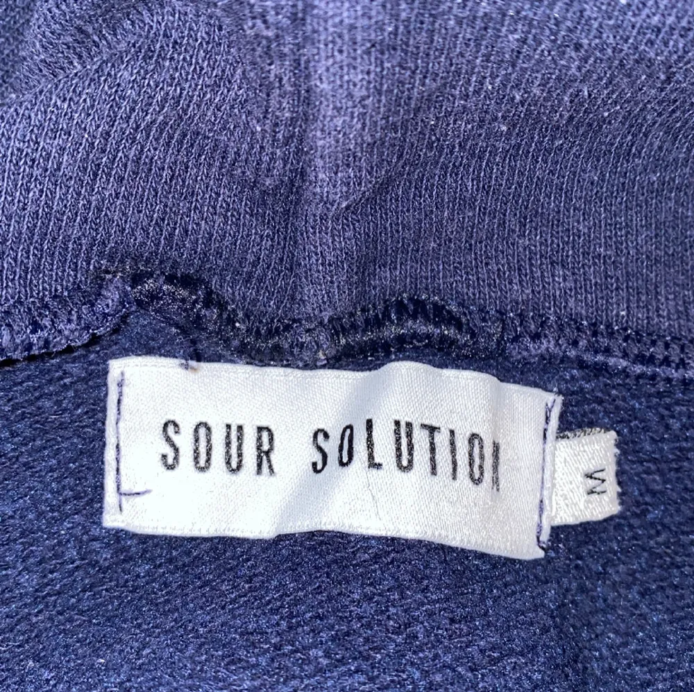 Sour solution hoodie i bra skick köpt 2022. Är fortfarande i bra skick . Hoodies.