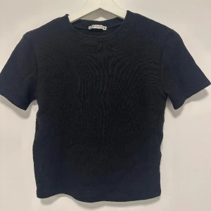 Zara topp - Säljer denna topp som är använd men den är i såå bra skick!! 🥰