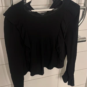 Svart blus - Säljer min super söta svarta blus från zara i storlek 34💕💕