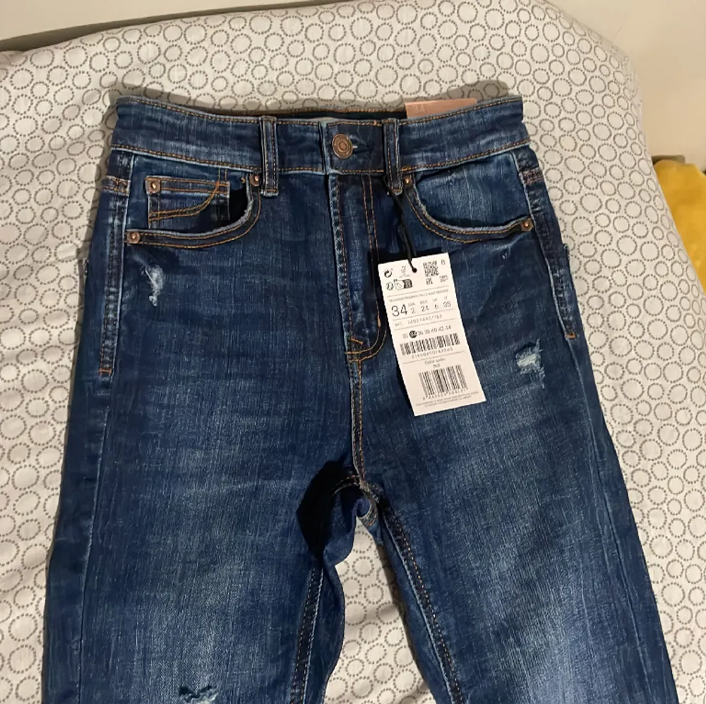 De är helt nya. Jag beställde fel storlek. . Jeans & Byxor.