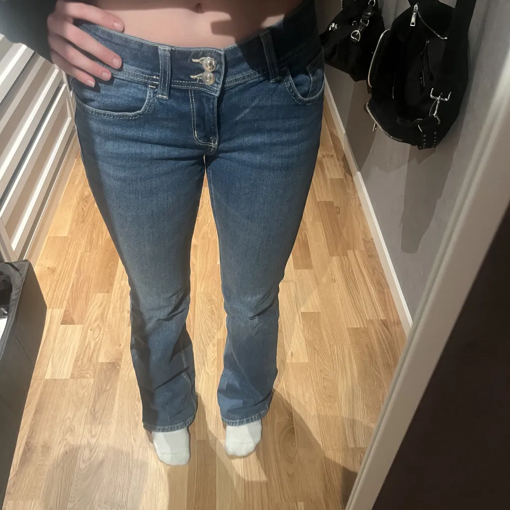 Säljer ett par jeans från hm i storlek 36, as snygga! Är i bra skick, är lite slitna vid fötterna då dem har varit förlånga för mig Skriv vid fler bilder! . Jeans & Byxor.