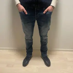 Ett par riktigt schyssta jeans från Jack and Jones med hål på vänster knä. Modellen är slim/glenn och killen på bilden är 187cm och väger 78kg. Tveka inte att höra av er vid frågor🙌🏼