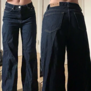 Mörk blå baggy byxor från na-kd - Mörk blåa baggy byxor från na-nk. Använt några gånger men i bra skick!