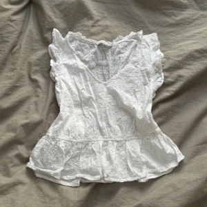 Vit topp - Vit gullig somrig topp med broderi blommor