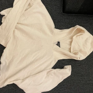 Crop top hoodie  - Kort hoodie från Missguided Frakt tillkommer.