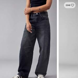 Jättesnygga svarta jeans från urban outfitters som är perfekta om man vill ha en lite mer baggy modell. Jeansen är helt oanvända och har prislappen kvar. Säljer dessa då det var krångligt att skicka tillbaka:) nypris: 699kr