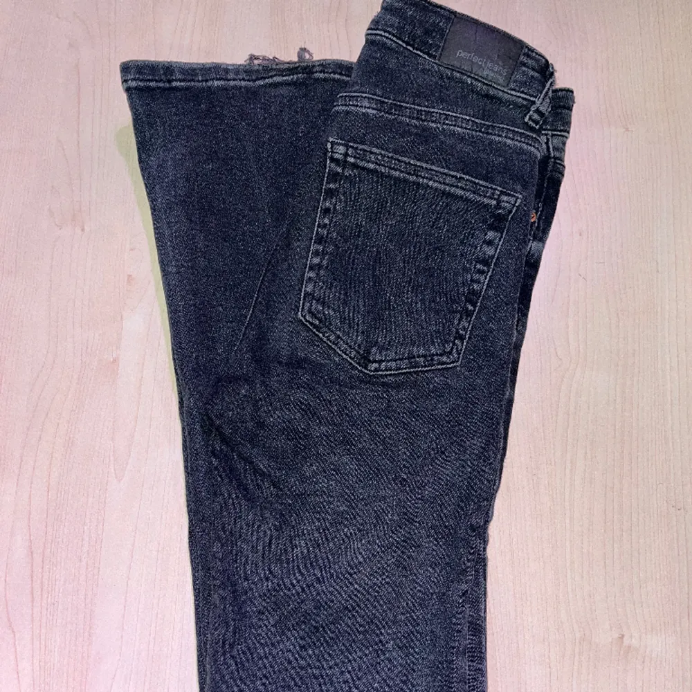 Ett par gråa utsvängda jeans från ginatricot! . Jeans & Byxor.