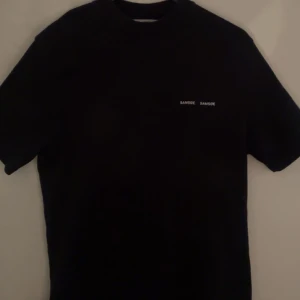 Samspel T-shirt  - Marinblå samsoe T-shirt som är i princip oanvänd. Köpt för 700kr