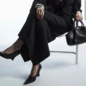 COS kilklackar wedge pumps skor  - Helt slutsålda kilklackar (äkta läder) från COS säljes. Svåra att få tag på, endast använd en gång.   Vid köp medföljer även skolåda.   Nypris: 1700kr  Mitt pris: 1200kr. 