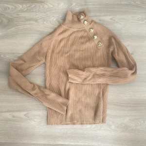 Polotröja zara  - Snygg polotröja från zara med dekorativa guldknappar 