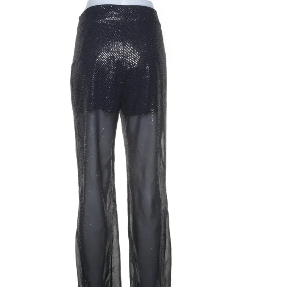 Säljer dessa byxor från Zara då det var för långa på mig som är 155! Köpta från Sellpy, skriv för egna bilder💕. Jeans & Byxor.