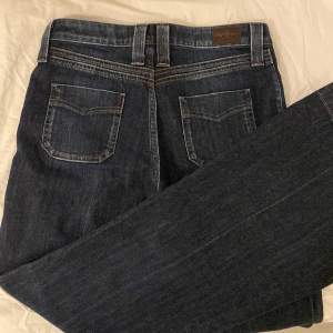 Mörkblå jeans i stl S/M❣️innerbenslängd 84 cm och midjemått rakt över 38 cm:)