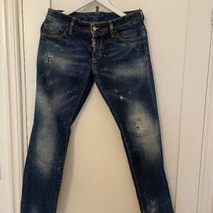 Sparsamt använda jeans från Dsquared2 som säljes pga att de inte kommer till användning.  Storlek: 44 (italiensk) Midjemått: 84cm Längd: 102cm Skick: Nästintill nyskick  Passform: Rak