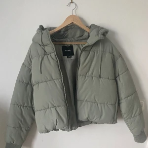 Puffjacka från monki  - Superfin Puffjacka från monki i en fin grön färg, köpt på Zalando. Jackan är i fint skick, men kommer tyvärr inte till användning. Nästan aldrig använd, samt inga slitningar. Kontakta mig för fler bilder. 🩷😇
