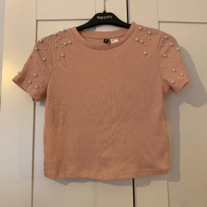 ljusrosa topp med pärlor - Ljusrosa topp med pärlor från h&m. Säljer då den inte riktigt kommer till användning❤️
