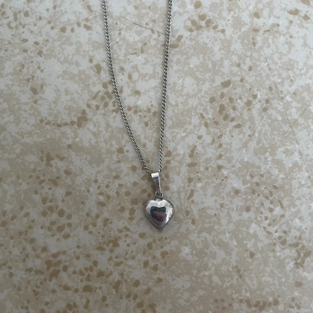 Ett äkta silver halsband med ett hjärta, kedja och hjärtat är äkta!🙂. Accessoarer.