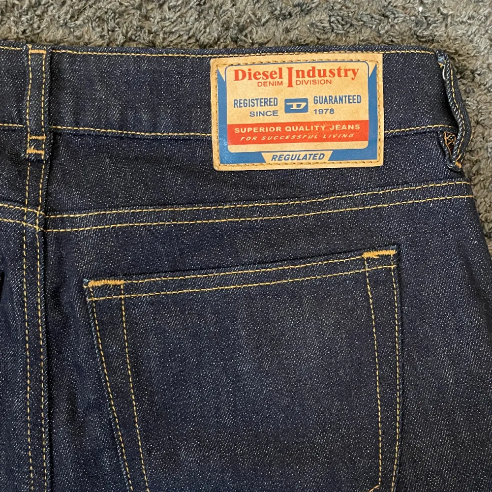 Aldrig använda bootcut jeans från diesel. Verkligen jättefina, men gillar inte modellen:( Det är bara att skriva om ni undrar nåt! 🫶 Innerbenslängd 87 cm. Midjemått 35 cm. . Jeans & Byxor.