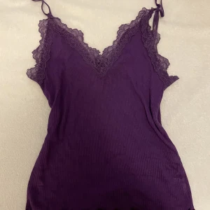 lila spetslinne - jäte cute linne inte så mycket använt 💗 