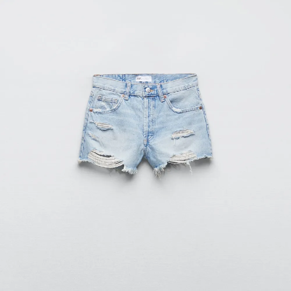Helt oanvända jeans shorts ifrån zara med prislapp kvar. Midrise. Har både storlek 32 & 34. Pris går att diskutera . Shorts.