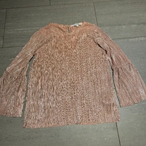 Rosa skimrande blus - Den superfina rosa glittriga blusen från Kappahl med volanger på armarna🩷 aldrig använd och superfin till fest