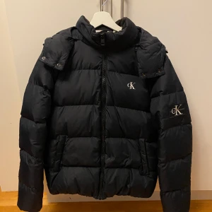 Calvin Klein jacka  - Säljer min Calvin Klein jacka som är i ett bra skick. Har ett litet vitt märke längst fram på vänster arm. Hör av er vid frågor eller om mer bilder. Nypris 2500kr. 