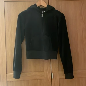 Svart zipup hoodie - Plagget har sällan används och är som ny, den är cropped och otroligt mysig eftersom det velvet material! Frakt ingår ej!💕