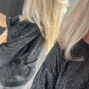 Fest topp - Så snygg! endast använd 3-4 gånger💕köpt för 399 