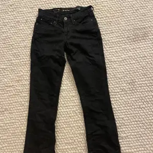 Ett par jättesnygga svarta Levis jeans som tyvärr har blivit för små för mig, vilket är jättesynd för de satt verkligen jättesnyggt. Priset+frakten❤️