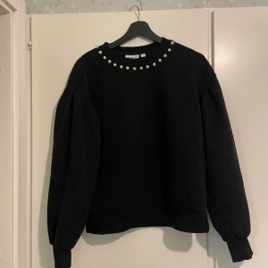 Tröja från Kappahl - Svart tröja med snygg detalj kring halsen ✨ används ej mer 