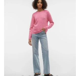 Rosa VMDOFFY tröja - Rosa stickad tröja ifrån Vero Moda i storlek S, i väldigt bra skick då jag använt den fåtal gånger.🩷
