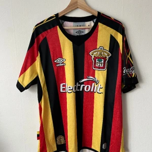 Leones Negros Fotbollströja - Leones Negros (mexikanska ligan) hemmaställ från säsongen 19/20 Väldigt coolt och unikt