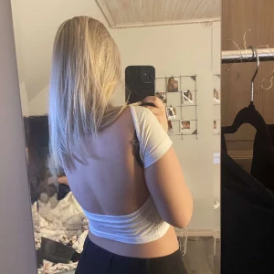 T-shirt med öppen rygg  - T-shirt med öppen rygg, liten i storlek