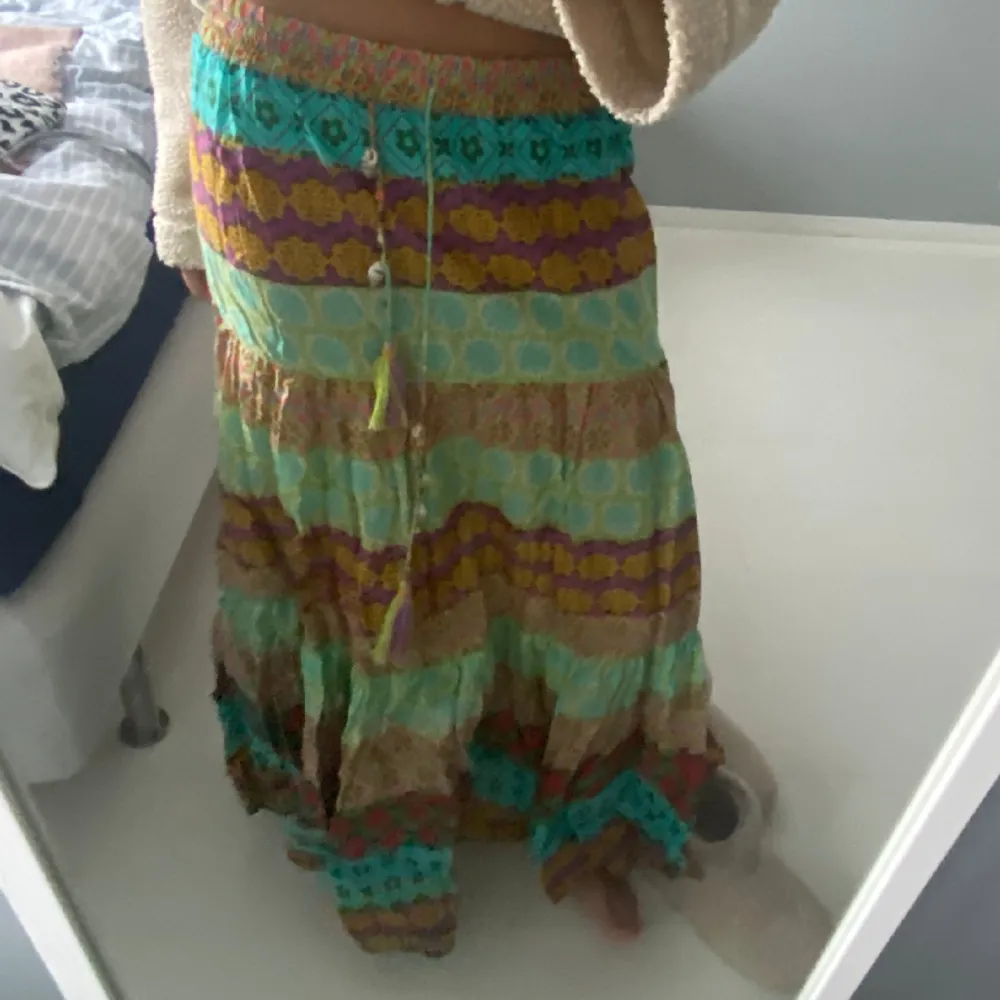 Ett jättefin lång kjol från zara som inte säljs längre, aldrig använd! Storlek xs men passar s och m! . Kjolar.