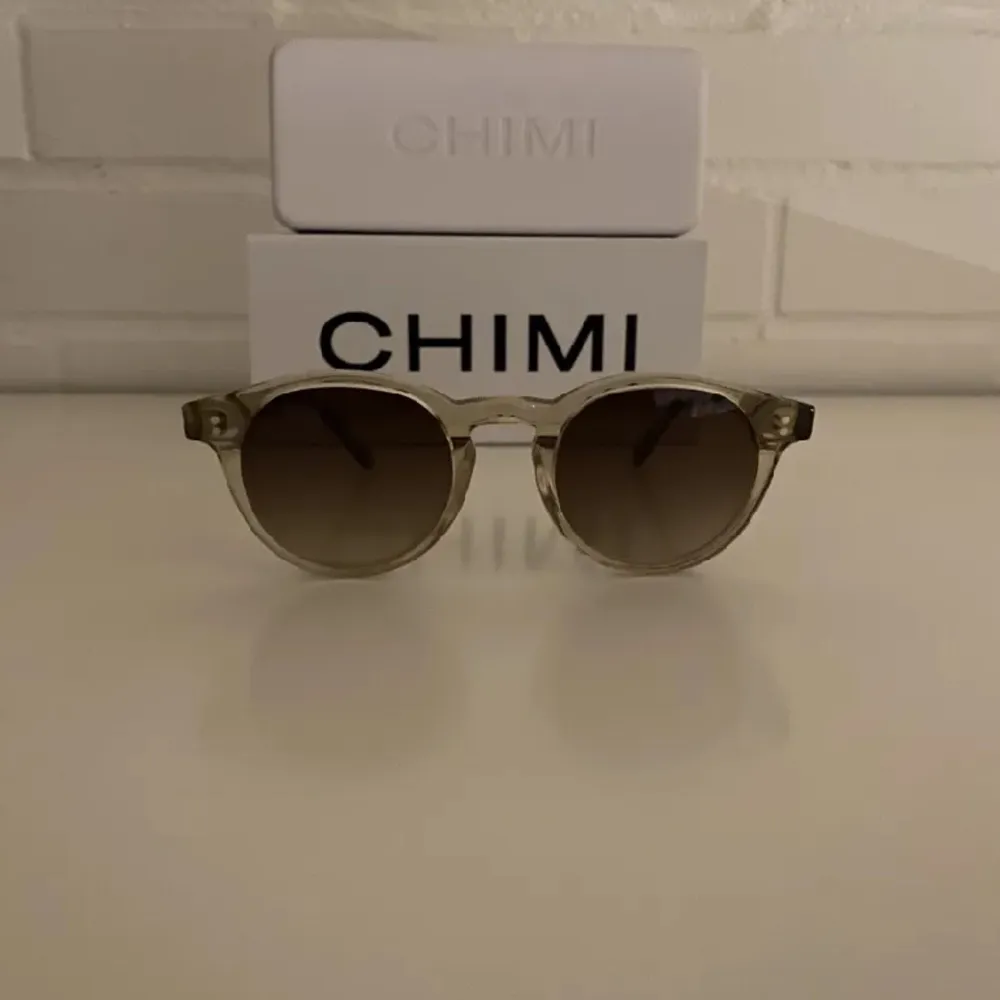 Säljer mina Chimi solglasögon! Köpta på NK i våras och i inprincip nyskick, använda fåtal gånger. Priset inte hugget i Sten!  . Övrigt.