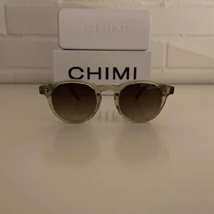 Chimis - Säljer mina Chimi solglasögon! Köpta på NK i våras och i inprincip nyskick, använda fåtal gånger. Priset inte hugget i Sten!  