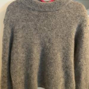 En stickad ull tröja ifrån HM, endast använd en gång då jag köpte fel storlek/:  Nypris var 500